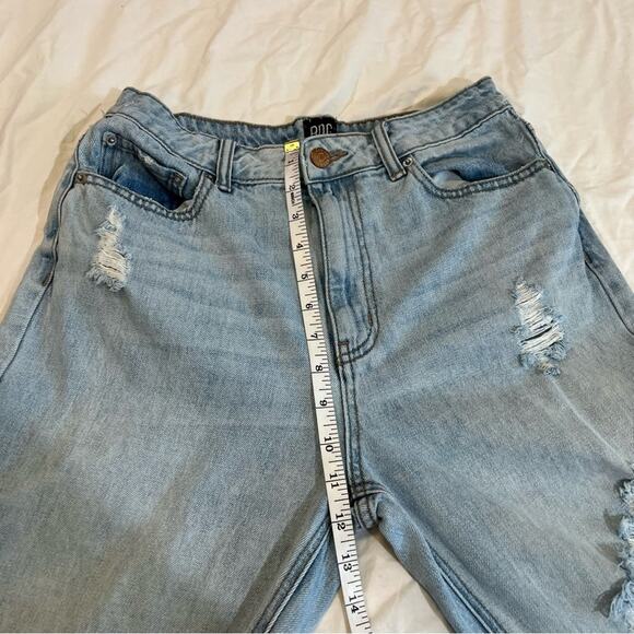 UO x BDG High-Waisted Mom Jean – Ripped Light Wash sz 27 - Picture 9 of 16